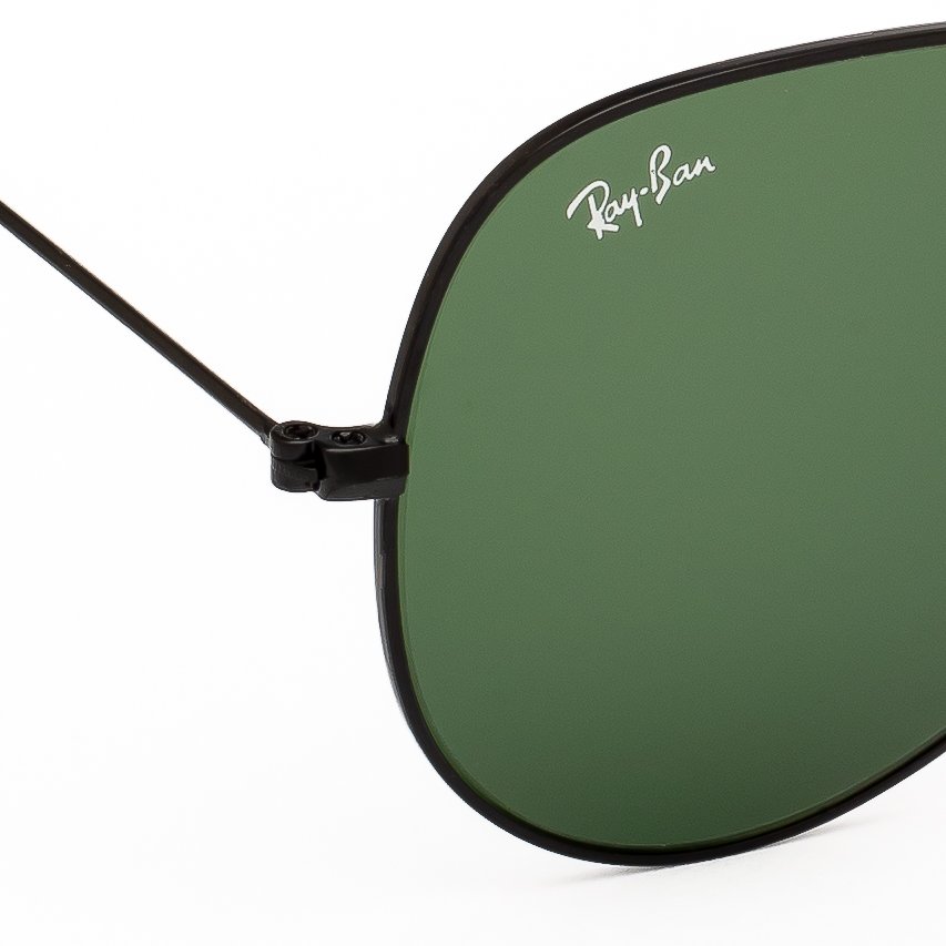 Ray-Ban Aviator sunglasses with green UV protection lenses – classic unisex design